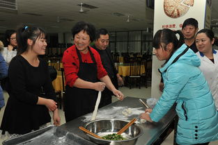 餐饮服务中心组织贫困学生 包饺子 迎新年